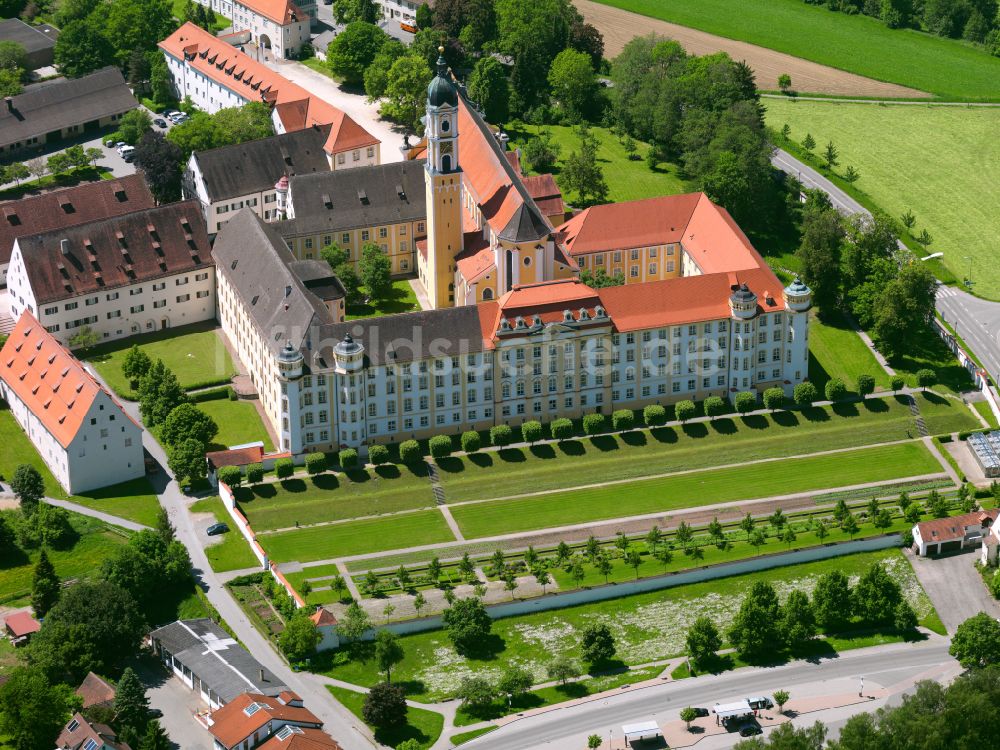 Ochsenhausen aus der Vogelperspektive: Gebäudekomplex des Klosters in Ochsenhausen im Bundesland Baden-Württemberg, Deutschland