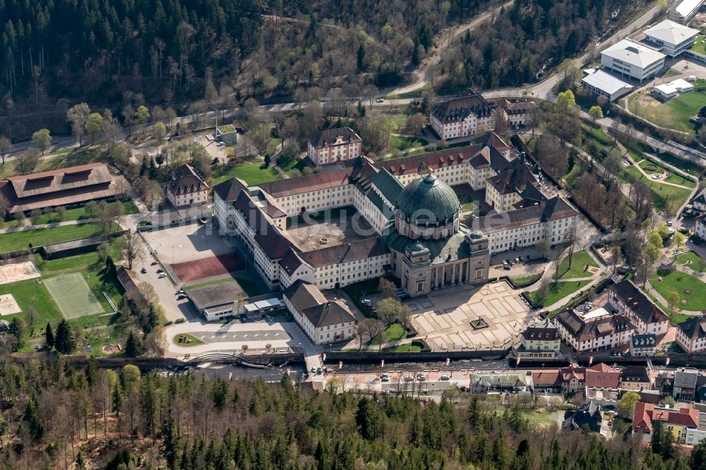 Sankt Blasien aus der Vogelperspektive: Gebäudekomplex des Klosters in Sankt Blasien im Bundesland Baden-Württemberg, Deutschland