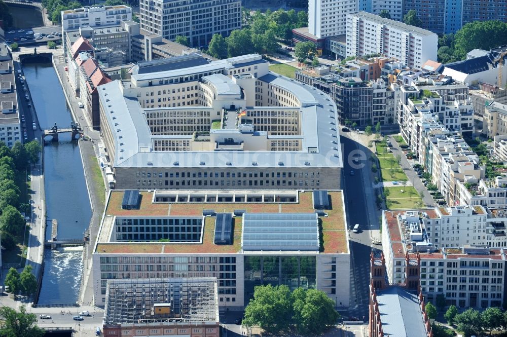 Luftaufnahme Berlin - Gebäudekomplex des Ministeriums Auswärtiges Amt auch Außenministerium im Ortsteil Mitte in Berlin