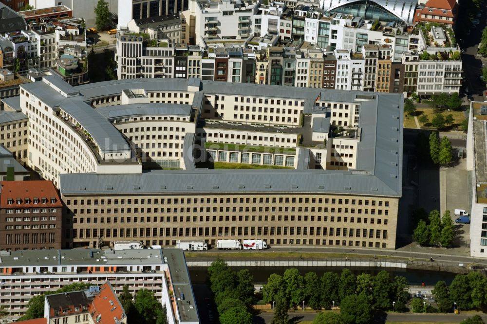 Berlin von oben - Gebäudekomplex des Ministeriums Auswärtiges Amt auch Außenministerium im Ortsteil Mitte in Berlin