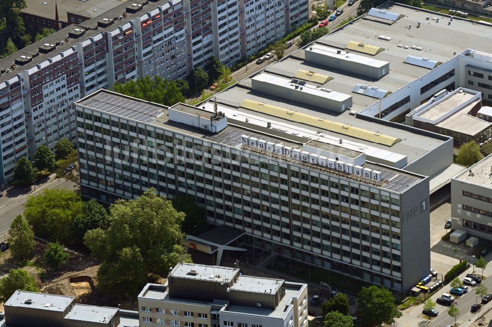 Luftbild Berlin - Gebäudekomplex Presse- und Medienhauses Neues Deutschland am Franz-Mehring-Platz im Ortsteil Friedrichshain in Berlin, Deutschland
