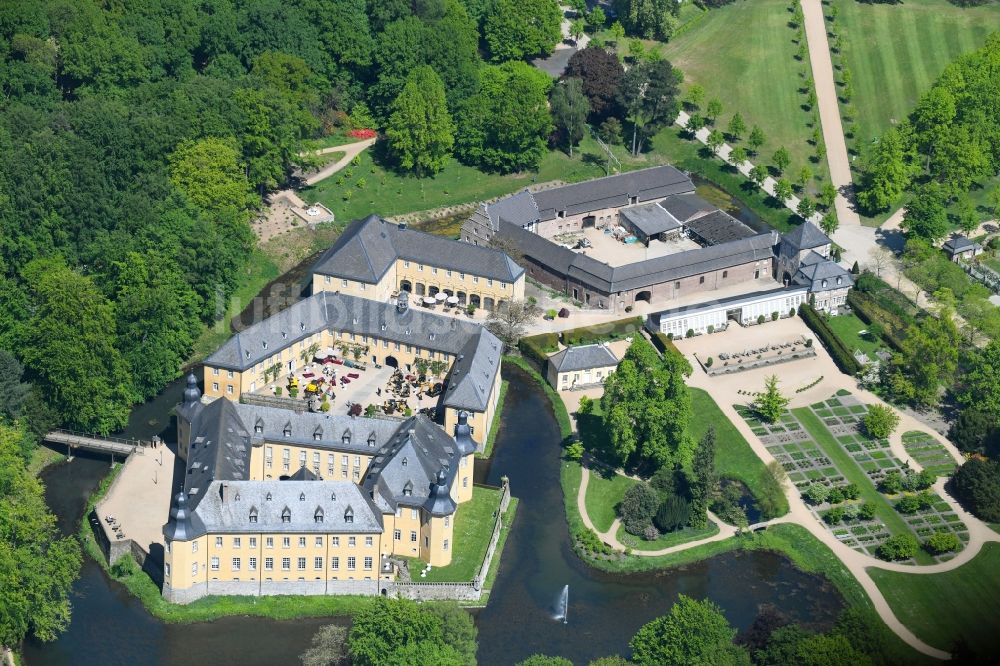 Luftaufnahme Jüchen - Gebäudekomplex im Schloßpark von Schloß Dyck in Jüchen im Bundesland Nordrhein-Westfalen, Deutschland