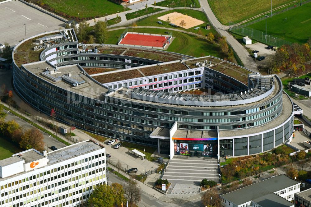 Unterföhring aus der Vogelperspektive: Gebäudekomplex des Senders Sky Media GmbH in Unterföhring im Bundesland Bayern, Deutschland
