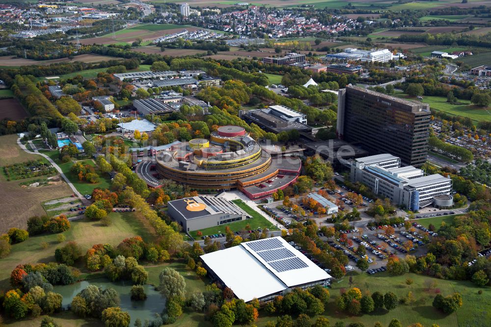 Mainz von oben - Gebäudekomplex des Senders ZDF - Zweites Deutsches Fernsehen im Ortsteil Lerchenberg in Mainz im Bundesland Rheinland-Pfalz, Deutschland