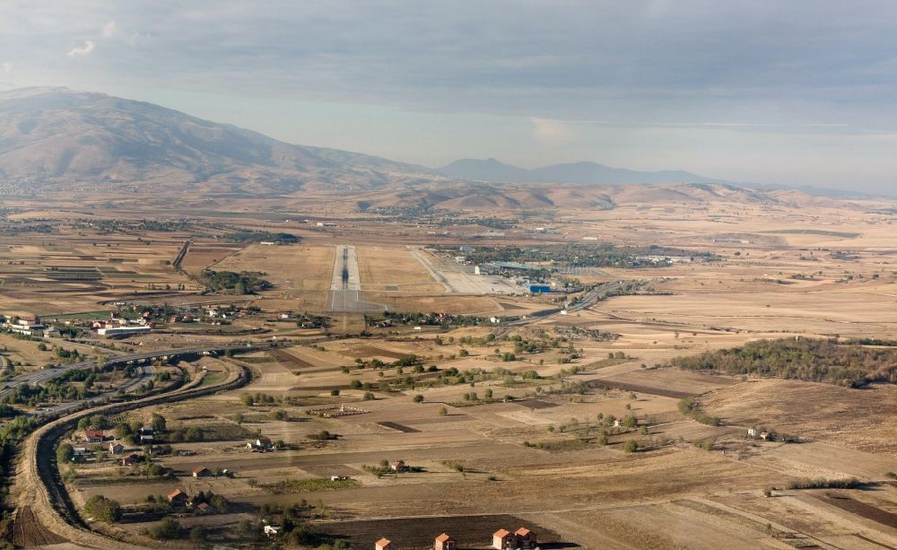 Skopje von oben - Gebirgslandschaft beim Anflug auf den Flughafen Skopje Alexander The Great in Mazedonien