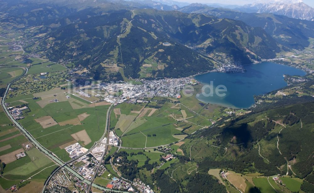 Zell am See von oben - Gebirgspass der Alpenlandschaft in Zell am See in Österreich