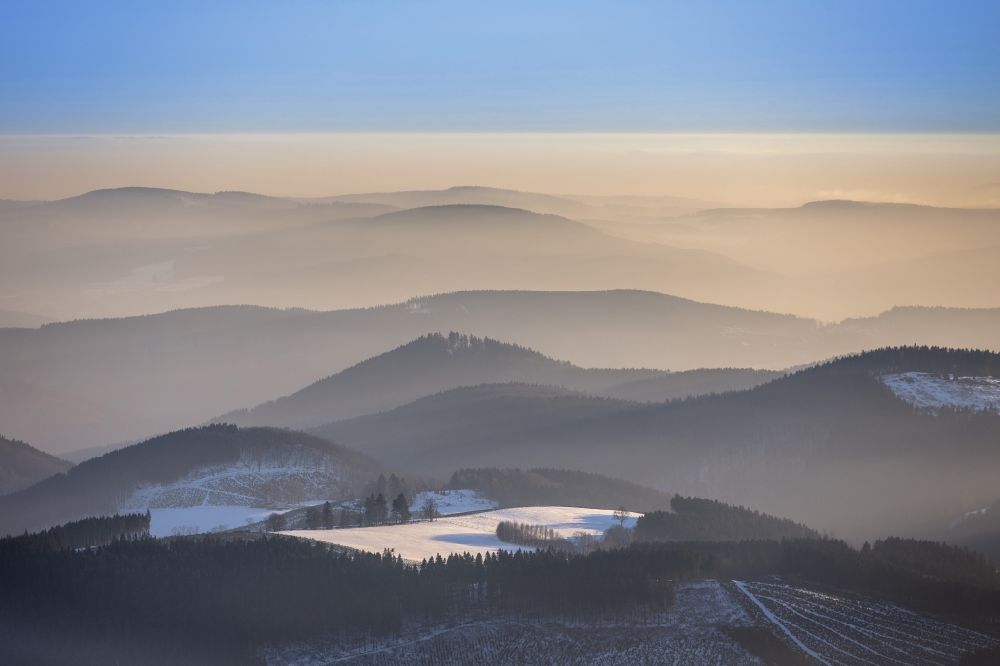 Luftaufnahme Iserlohn - Gebirgsrelieflandschaft über dem Gebirge bei Iserlohn im Bundesland Hessen
