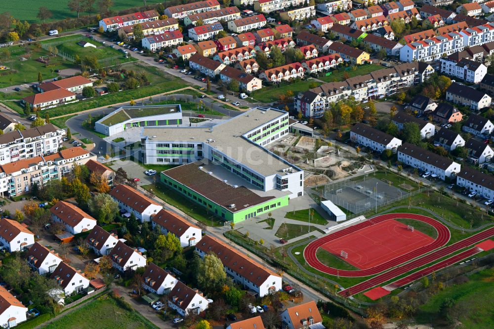 Hönow aus der Vogelperspektive: Gebrüder-Grimm-Grundschule und OTZ Ortsteilzentrum in Hönow im Bundesland Brandenburg, Deutschland