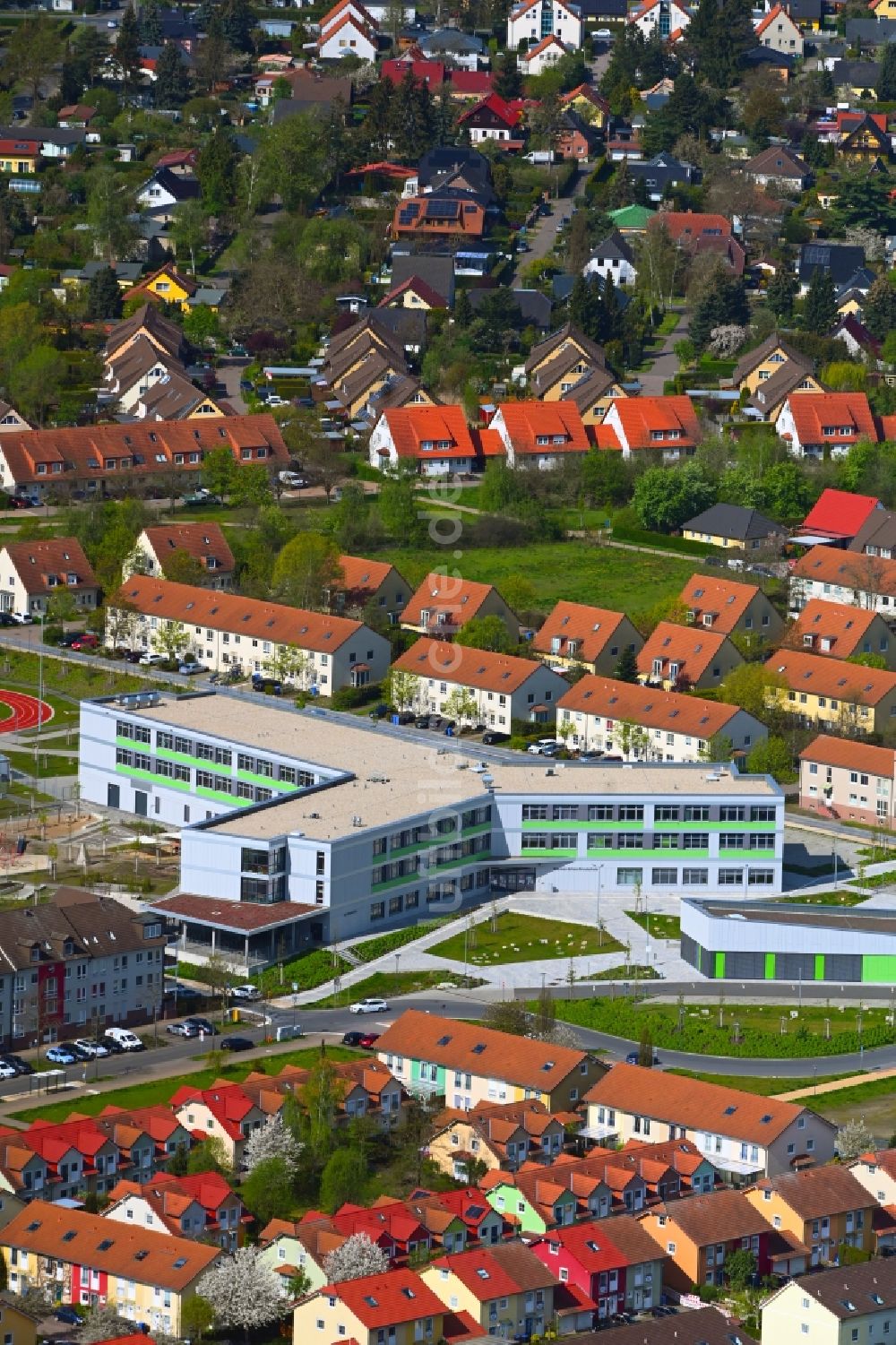Hönow von oben - Gebrüder-Grimm-Grundschule und OTZ Ortsteilzentrum in Hönow im Bundesland Brandenburg, Deutschland