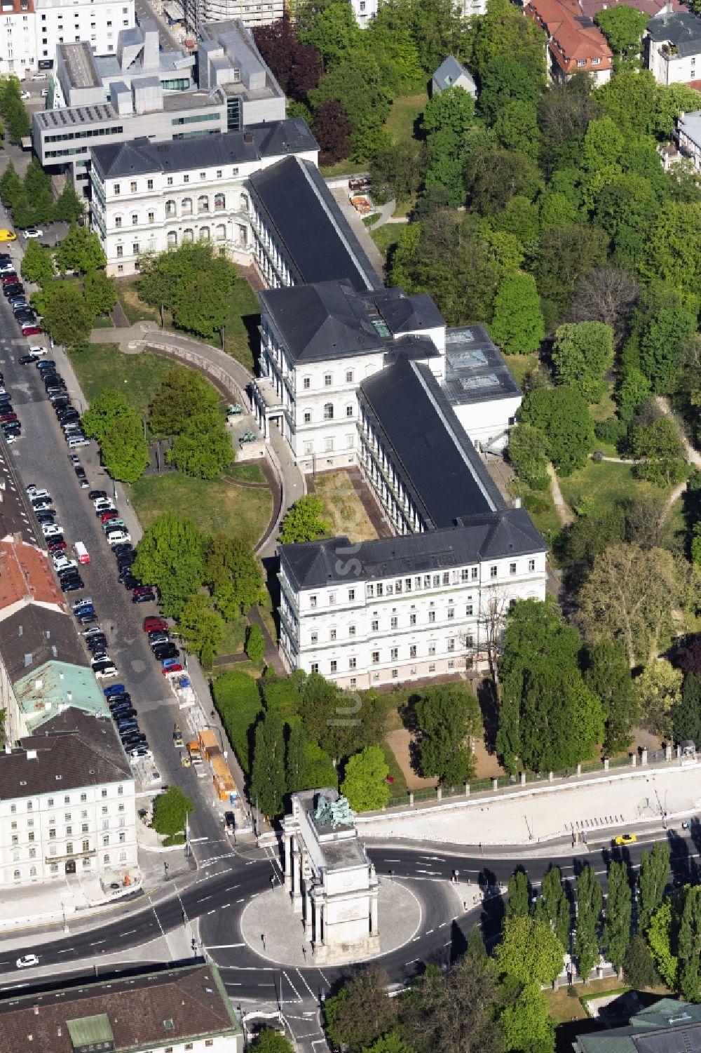Luftbild München - Gebäude der Akademie der Bildenden Künste sowie der Triumphbogen mit Quadriga des Siegestores an der Ludwigstraße München im Bundesland Bayern