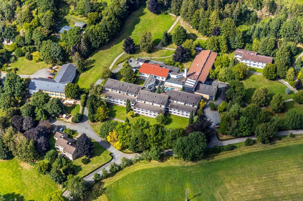 Luftaufnahme Brilon - Gebäude des Altersheim - Seniorenresidenz in Brilon im Bundesland Nordrhein-Westfalen, Deutschland