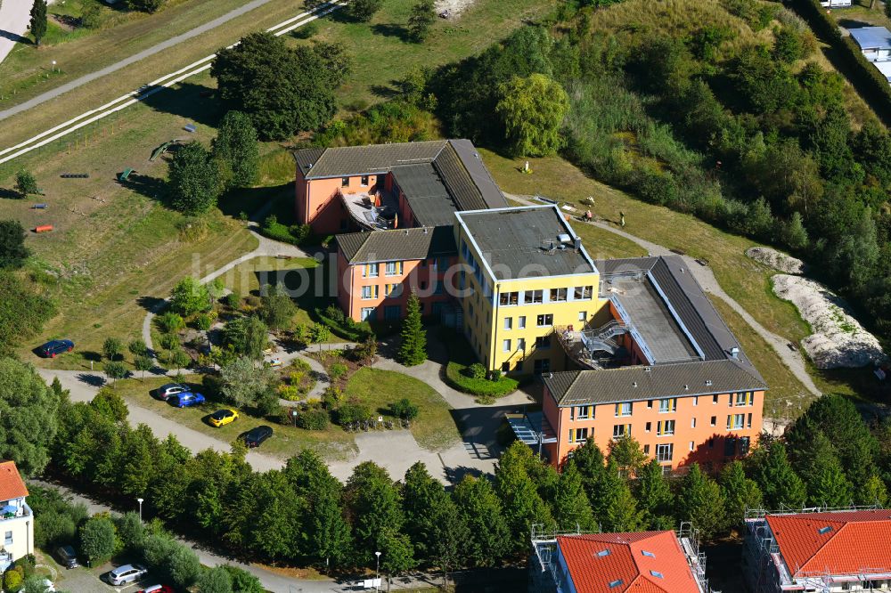 Zingst von oben - Gebäude des Altersheim - Seniorenresidenz DRK-Wohnanlage Bernsteinblick in Zingst im Bundesland Mecklenburg-Vorpommern, Deutschland