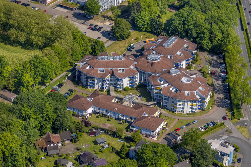 Luftaufnahme Bottrop - Gebäude des Altersheim - Seniorenresidenz der KWA in Bottrop im Bundesland Nordrhein-Westfalen