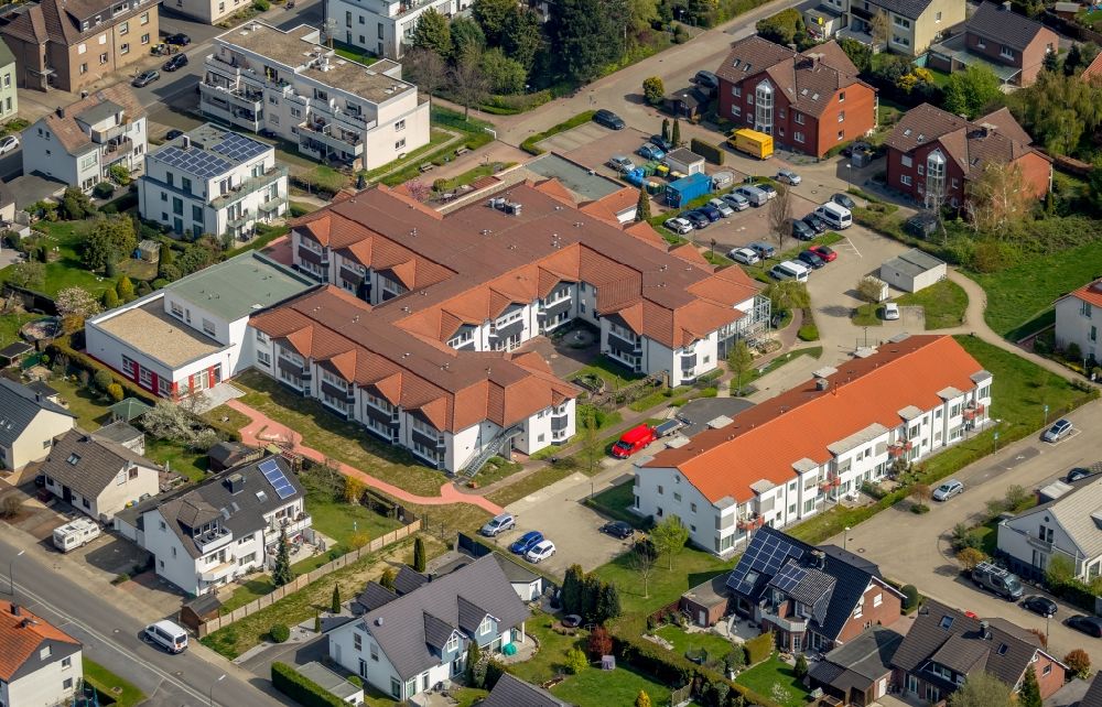 Luftbild Holzwickede - Gebäude des Altersheim - Seniorenresidenz Perthes-Haus am Emscherweg in Holzwickede im Bundesland Nordrhein-Westfalen, Deutschland