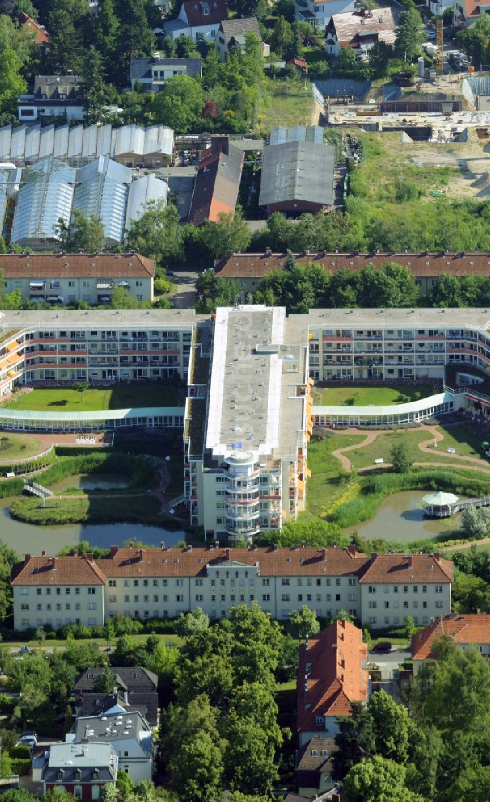 Luftbild Berlin - Gebäude des Altersheim - Seniorenresidenz der Rosenhof der Rosenhof Ahrensburg Seniorenwohnanlage Betriebsgesellschaft mbH in Berlin