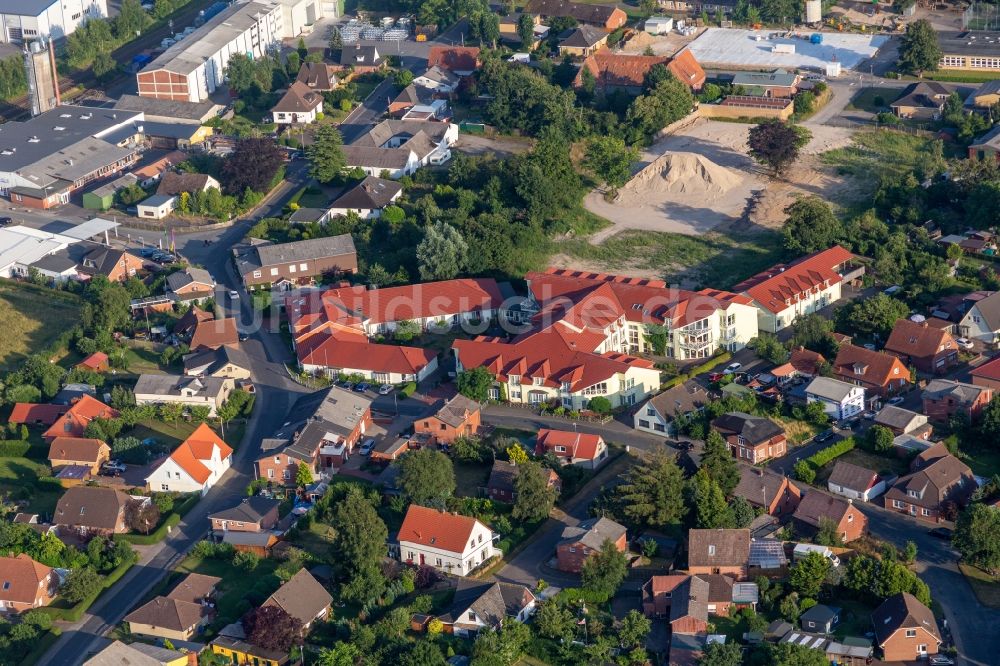 Lunden von oben - Gebäude des Altersheim - Seniorenresidenz Seniorenhaus Sonnenhof und Rosengarten in Lunden im Bundesland Schleswig-Holstein, Deutschland