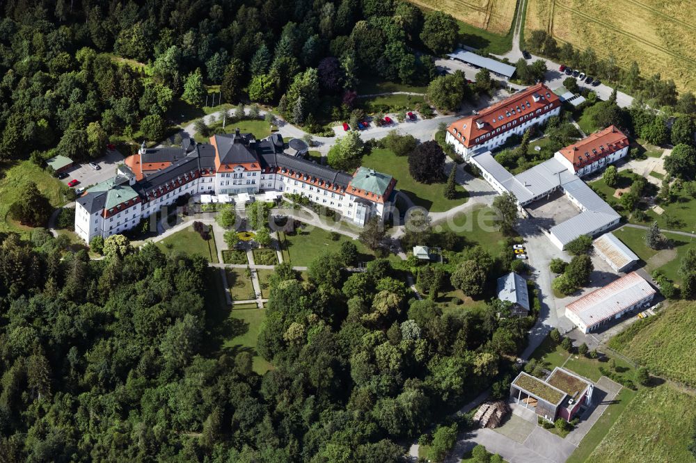 Krailling von oben - Gebäude des Altersheim - Seniorenresidenz Waldsanatorium Planegg in Krailling im Bundesland Bayern, Deutschland