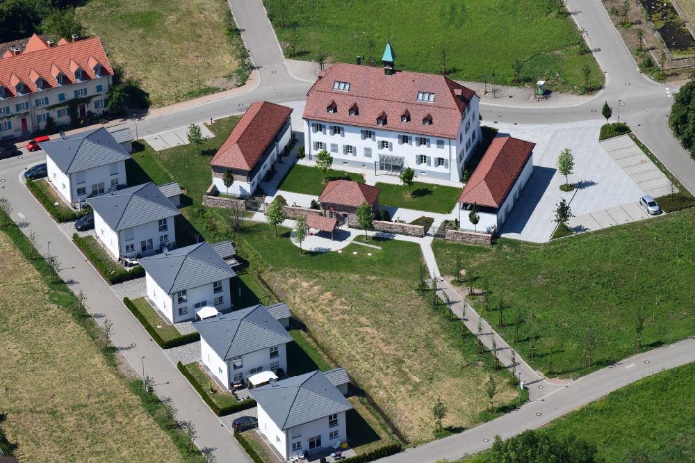 Luftbild Hausen im Wiesental - Gebäude und Außenanlagen des restaurierten denkmalgeschützten Herrenhauses in Hausen im Wiesental im Bundesland Baden-Württemberg, Deutschland