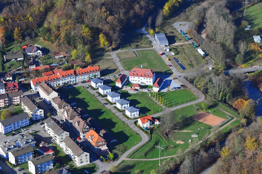 Hausen im Wiesental von oben - Gebäude und Außenanlagen des restaurierten denkmalgeschützten Herrenhauses in Hausen im Wiesental im Bundesland Baden-Württemberg, Deutschland