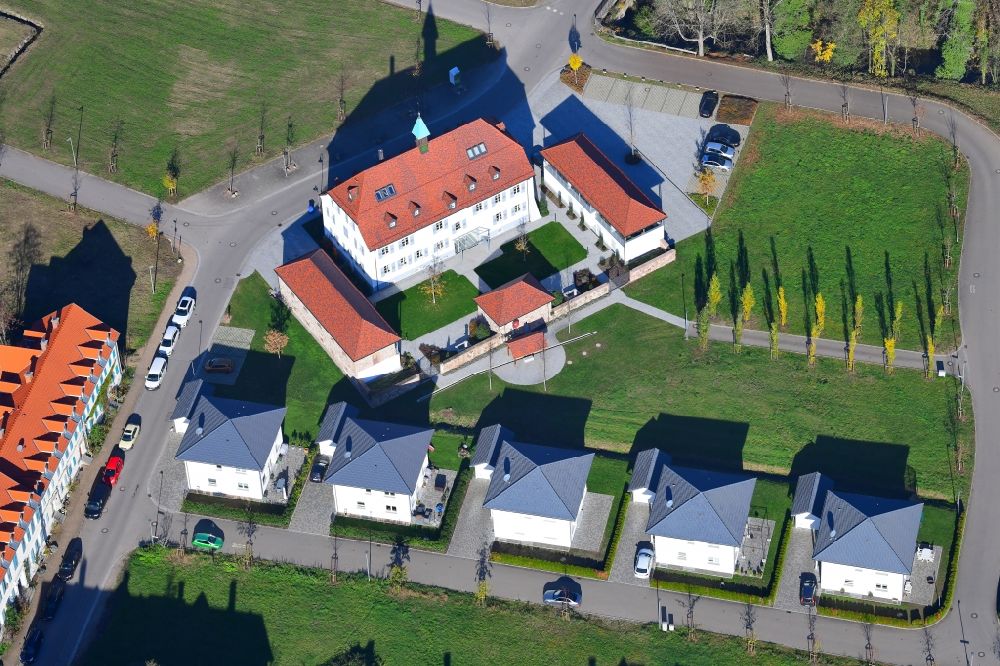 Luftbild Hausen im Wiesental - Gebäude und Außenanlagen des restaurierten denkmalgeschützten Herrenhauses in Hausen im Wiesental im Bundesland Baden-Württemberg, Deutschland