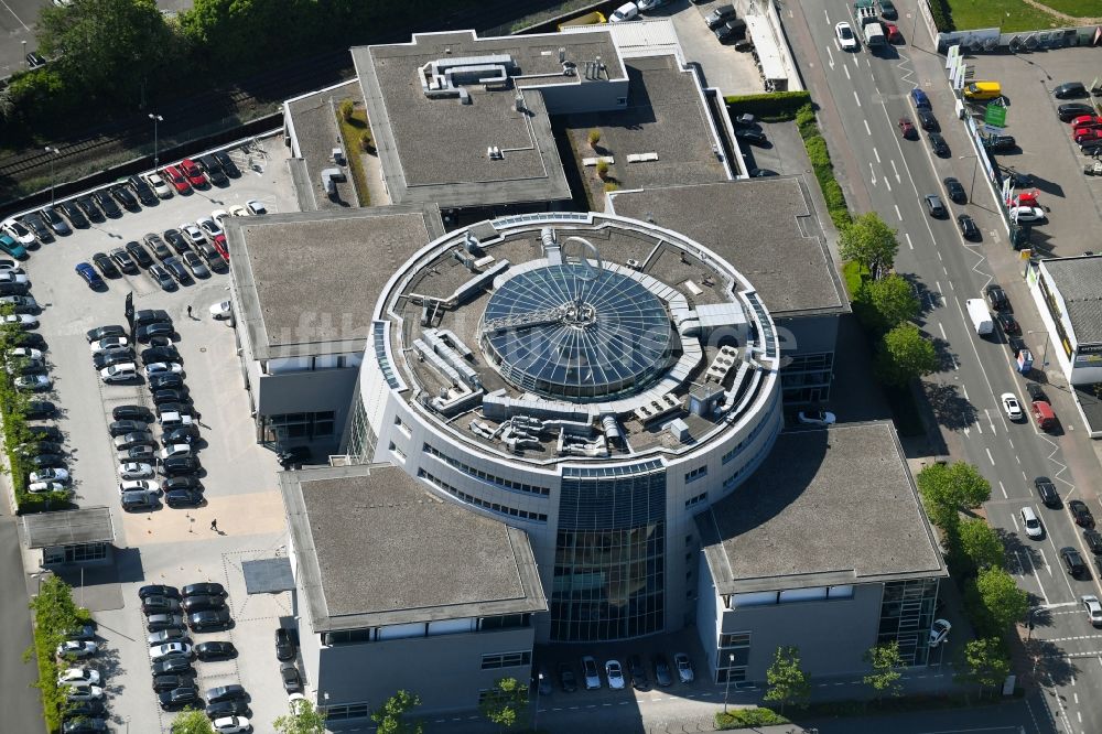 Köln aus der Vogelperspektive: Gebäude des Autohauses Mercedes-Benz im Ortsteil Ehrenfeld in Köln im Bundesland Nordrhein-Westfalen, Deutschland