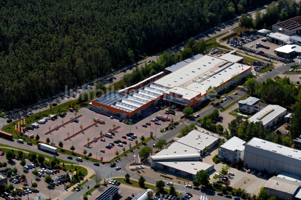 Luftaufnahme Roth - Gebäude des Baumarktes der OBI GmbH & Co. Deutschland KG in der Gildestraße in Roth im Bundesland Bayern, Deutschland