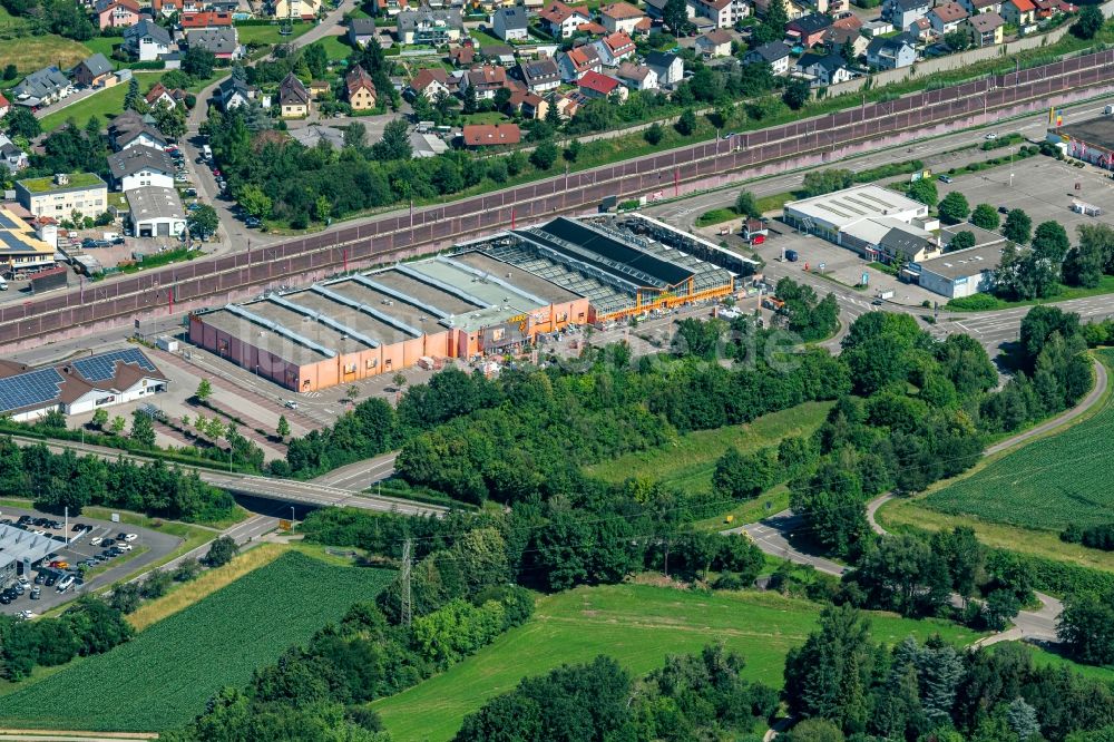 Luftaufnahme Sinzheim - Gebäude des Baumarktes OBI Markt Sinzheim in Sinzheim im Bundesland Baden-Württemberg, Deutschland