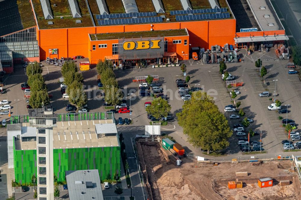 Offenburg von oben - Gebäude des Baumarktes OBI mit Parkplatz in Offenburg im Bundesland Baden-Württemberg, Deutschland