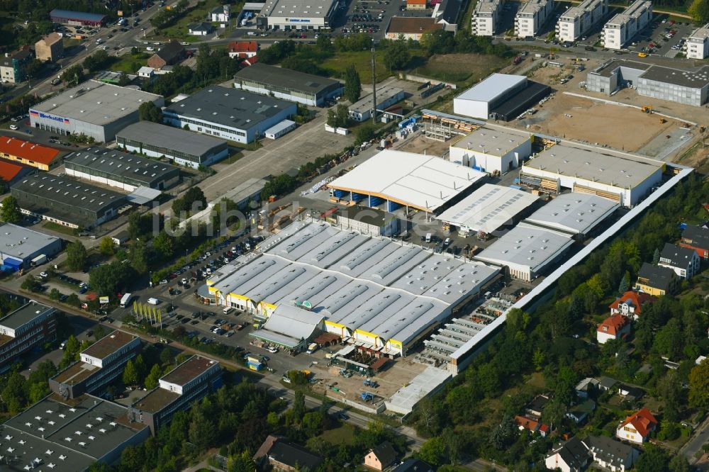 Luftaufnahme Berlin - Gebäude des Baumarktes der Possling GmbH & Co.KG im Stadtteil Mahlsdorf in Berlin