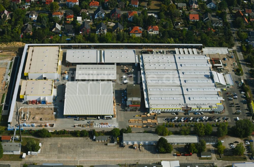 Luftbild Berlin - Gebäude des Baumarktes der Possling GmbH & Co.KG im Stadtteil Mahlsdorf in Berlin