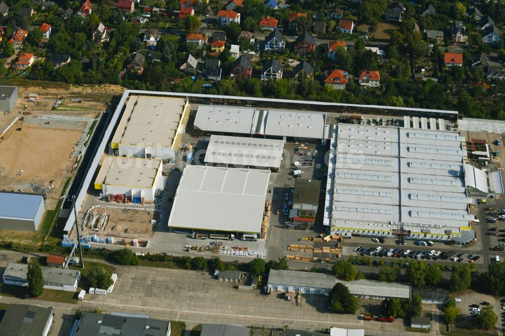 Luftaufnahme Berlin - Gebäude des Baumarktes der Possling GmbH & Co.KG im Stadtteil Mahlsdorf in Berlin