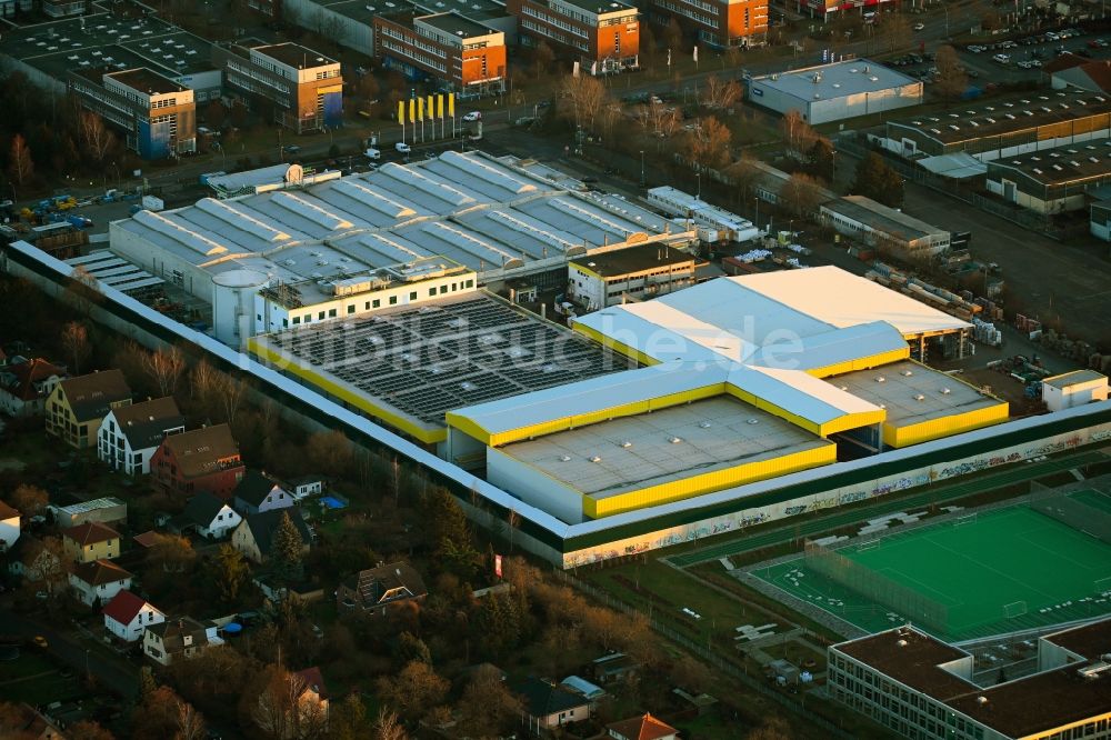 Luftbild Berlin - Gebäude des Baumarktes der Possling GmbH & Co.KG im Stadtteil Mahlsdorf in Berlin