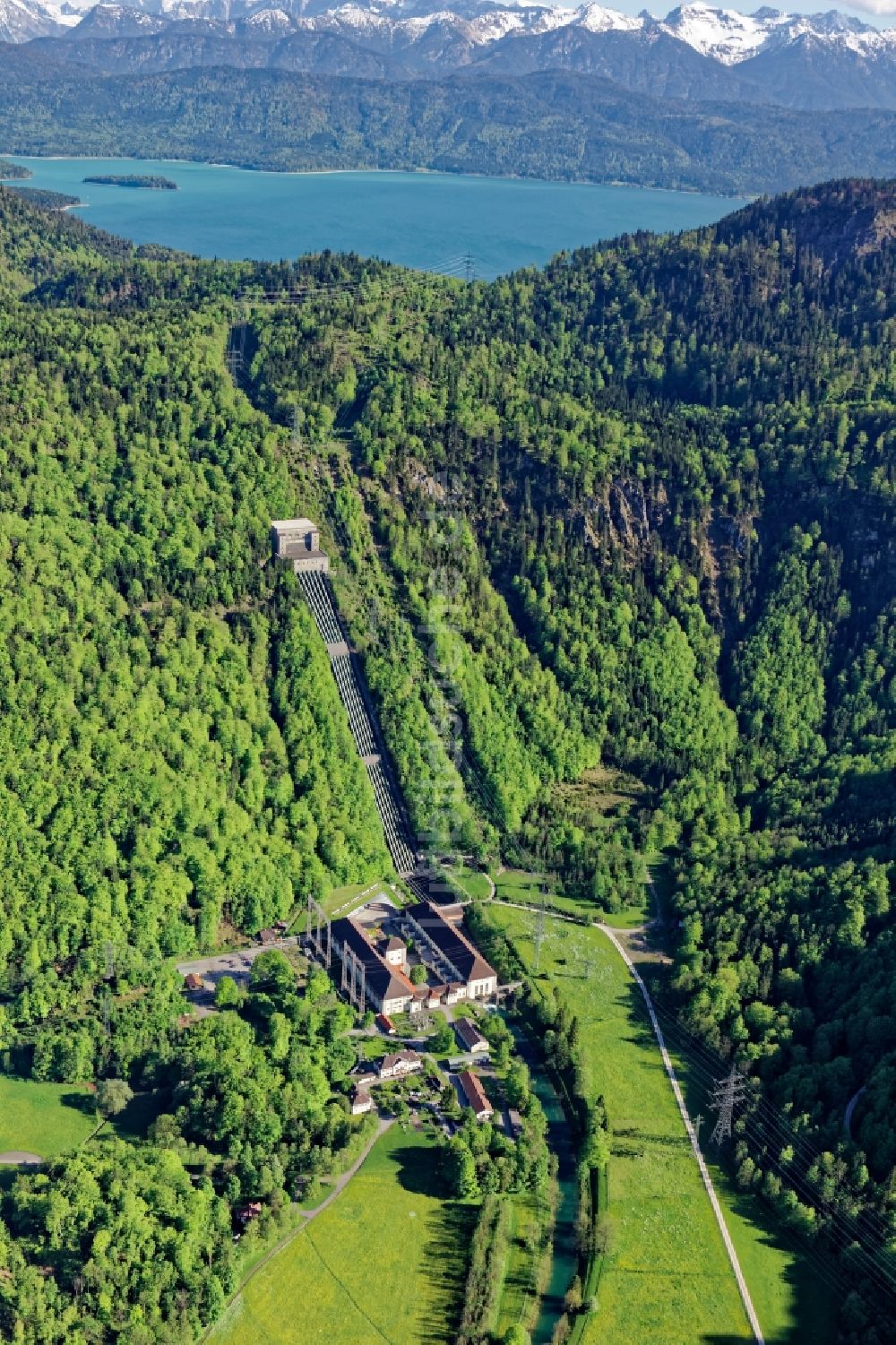 Luftaufnahme Kochel am See - Gebäude- Bauwerke und Rohrleitungen des Walchensee- Wasserkraftwerks bei Kochel am Kochselsee im Bundesland Bayern, Deutschland