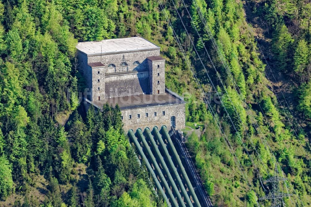 Kochel am See von oben - Gebäude- Bauwerke und Rohrleitungen des Walchensee- Wasserkraftwerks bei Kochel am Kochselsee im Bundesland Bayern, Deutschland