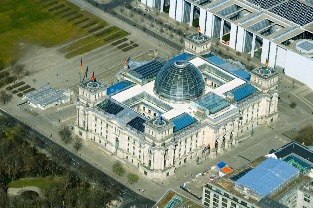 Luftbild Berlin - Gebäude des Berliner Reichstages am Spreebogen im Ortsteil Tiergarten in Berlin, Deutschland