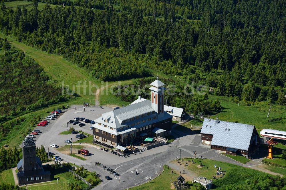 Luftaufnahme Oberwiesenthal - Gebäude des Besucherzentrums auf der Bergkuppe des Fichtelberg in Oberwiesenthal im Bundesland Sachsen, Deutschland