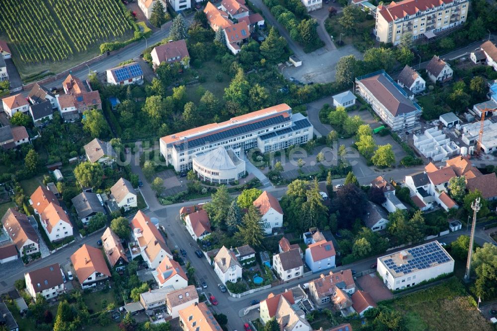 Edenkoben aus der Vogelperspektive: Gebäude des Besucherzentrums Büro für Tourismus in Edenkoben im Bundesland Rheinland-Pfalz