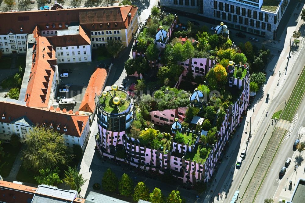 Luftaufnahme Magdeburg - Gebäude des Besucherzentrums Grüne Zitadelle von Friedensreich Hundertwasser in Magdeburg im Bundesland Sachsen-Anhalt, Deutschland