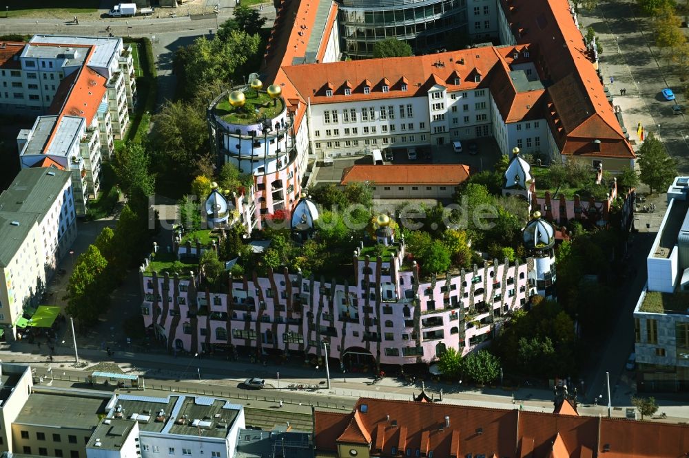 Magdeburg von oben - Gebäude des Besucherzentrums Grüne Zitadelle von Friedensreich Hundertwasser in Magdeburg im Bundesland Sachsen-Anhalt, Deutschland