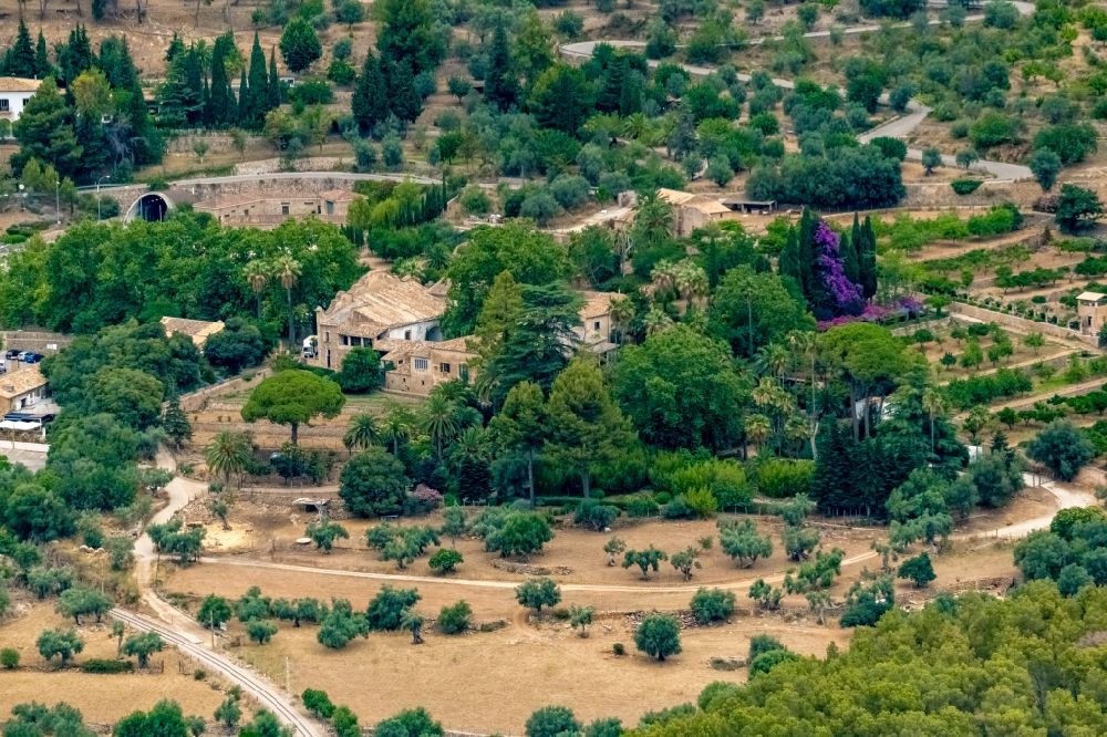 Luftaufnahme Bunyola - Gebäude des Besucherzentrums der Gärten von Alfabia Jardins d'Alfàbia an der Carretera Palma-Sóller entlang der Ma-11 in Bunyola in Balearische Insel Mallorca, Spanien