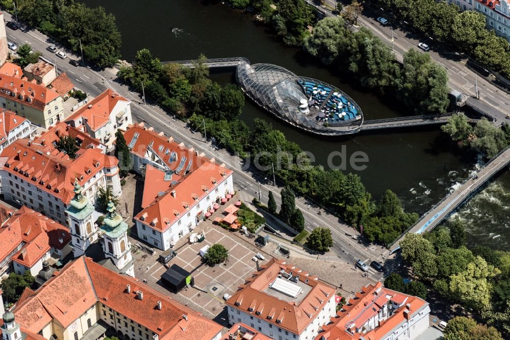 Luftaufnahme Graz - Gebäude des Besucherzentrums auf der Murinsel in Graz in Steiermark, Österreich