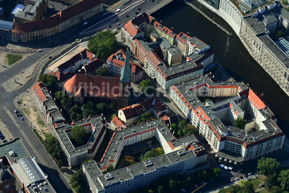 Luftbild Berlin - Gebäude des Besucherzentrums Nikolaiviertel mit dem Ephraim-Palais in Mitte in Berlin, Deutschland