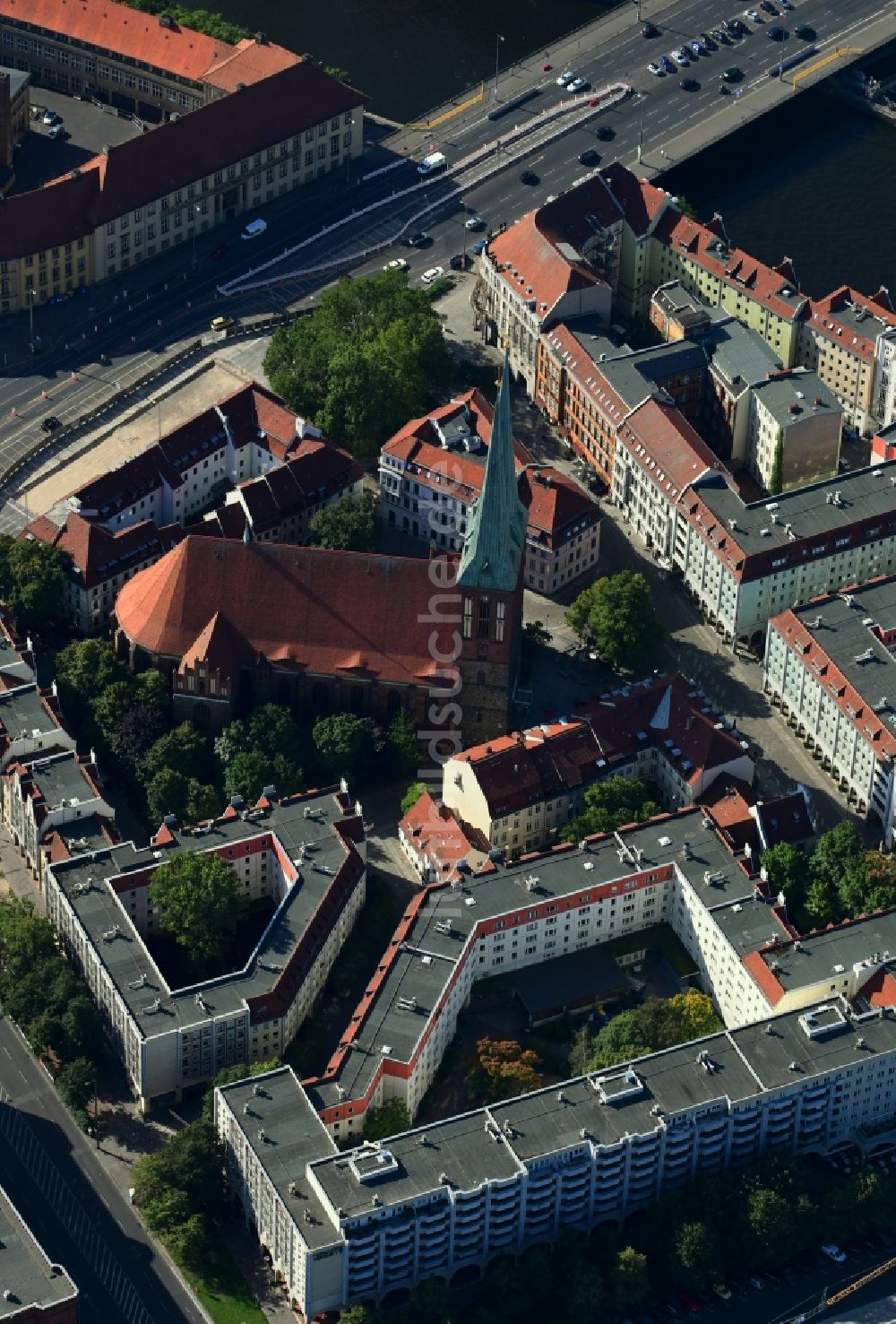 Luftaufnahme Berlin - Gebäude des Besucherzentrums Nikolaiviertel mit dem Ephraim-Palais in Mitte in Berlin, Deutschland
