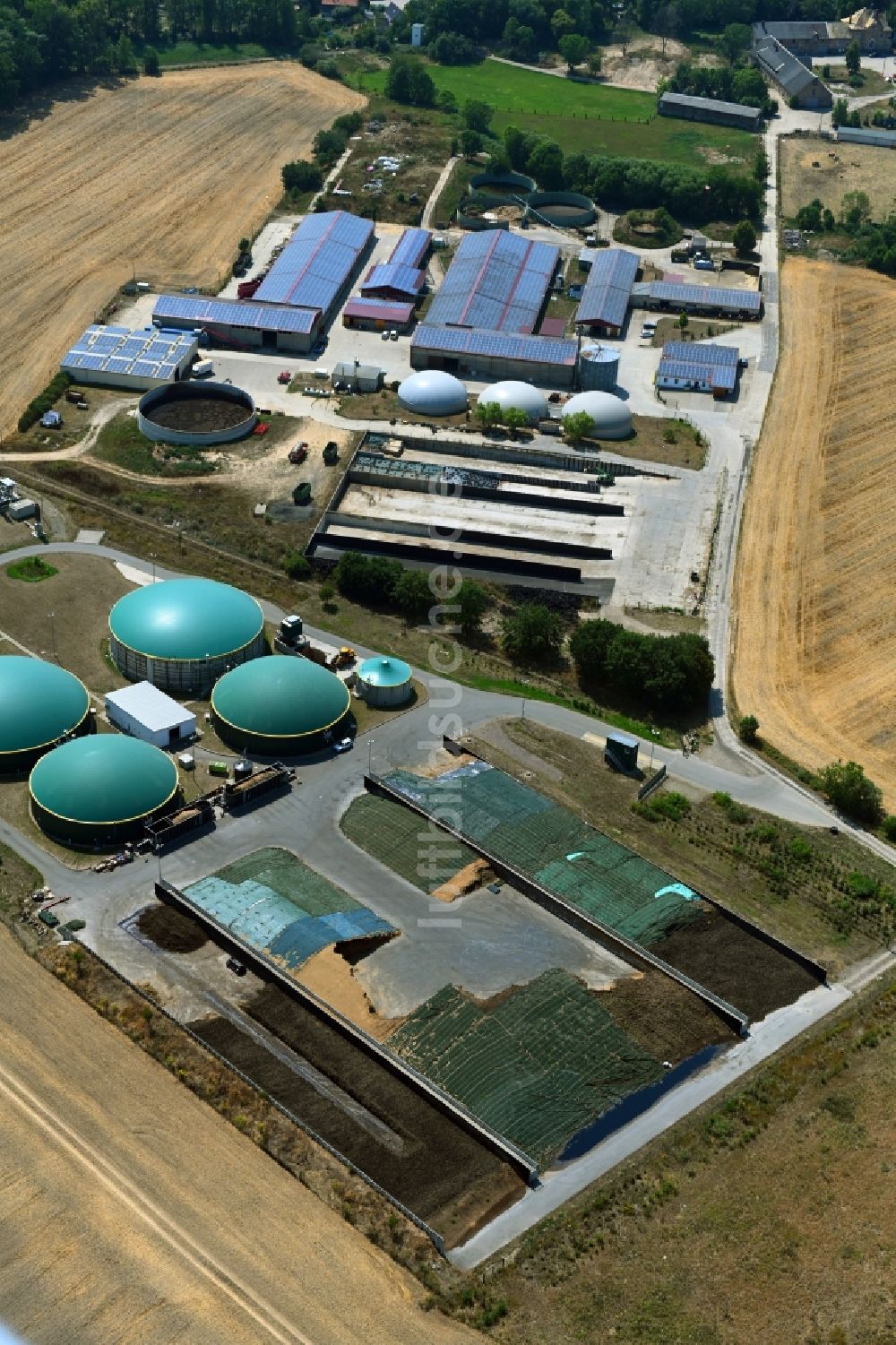 Naundorf von oben - Gebäude, Biogasanlage und Parkanlagen des Gutshauses und Herrenhauses in Naundorf im Bundesland Sachsen, Deutschland