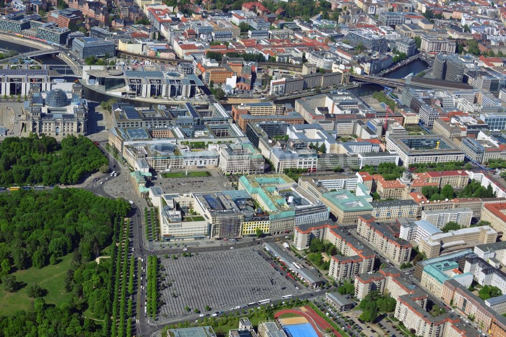 Luftaufnahme Berlin - Gebäude der Botschaft der USA am Brandenburger Tor am Pariser Platz im Ortsteil Mitte von Berlin