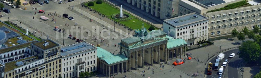 Luftbild Berlin - Gebäude der Botschaft der USA am Brandenburger Tor am Pariser Platz im Ortsteil Mitte von Berlin