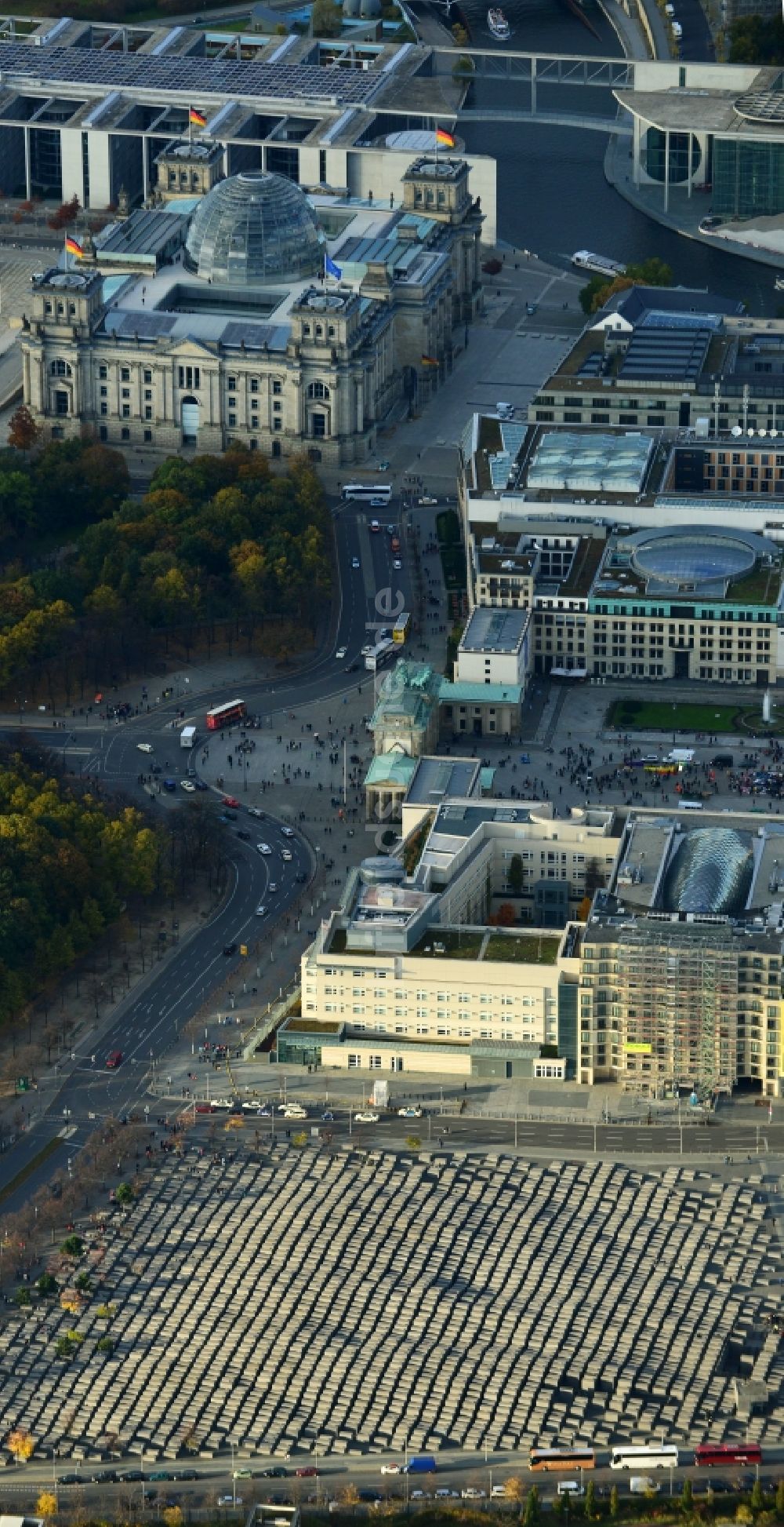 Berlin Mitte aus der Vogelperspektive: Gebäude der Botschaft der USA am Pariser Platz im Ortsteil Mitte von Berlin