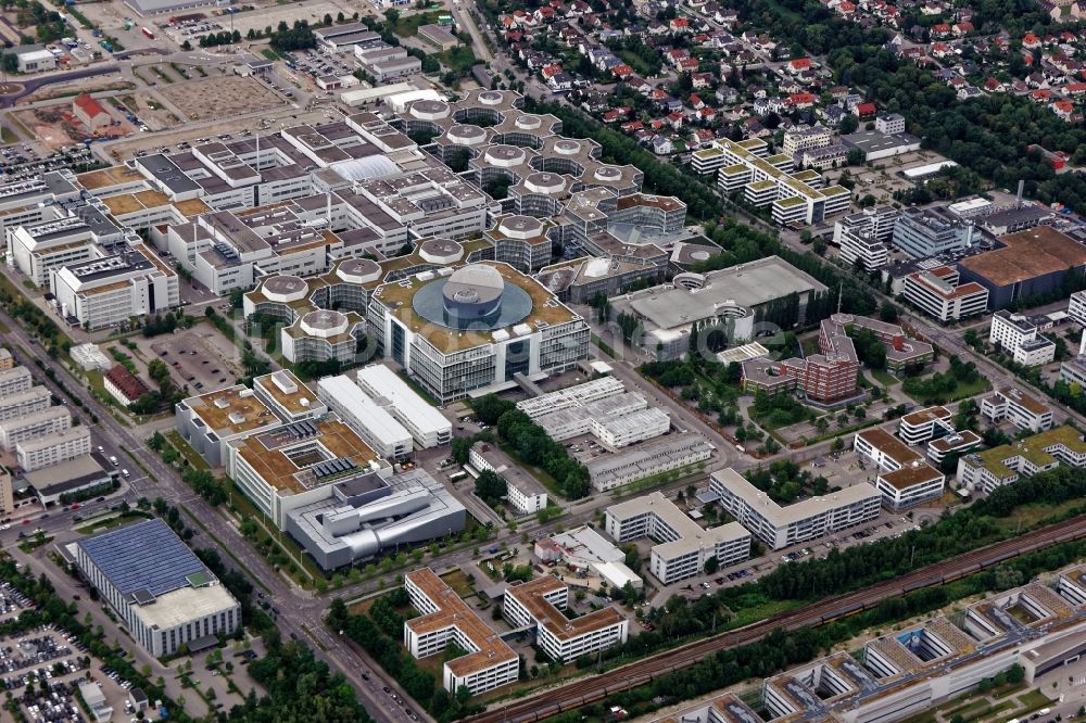 Luftaufnahme München - Gebäude und Bürokomplex FIZ Forschungs- und Innovationszentrum Nord auf dem Entwicklungscampus der BMW AG in München im Bundesland Bayern, Deutschland