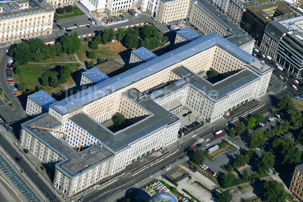 Berlin von oben - Gebäude des Bundesministerium der Finanzen / Finanzministerium an der Wilhelmstraße in Berlin - Mitte