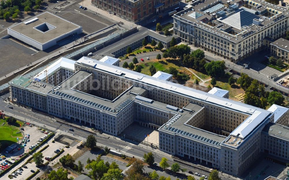 Berlin von oben - Gebäude des Bundesministerium der Finanzen / Finanzministerium an der Wilhelmstraße in Berlin - Mitte